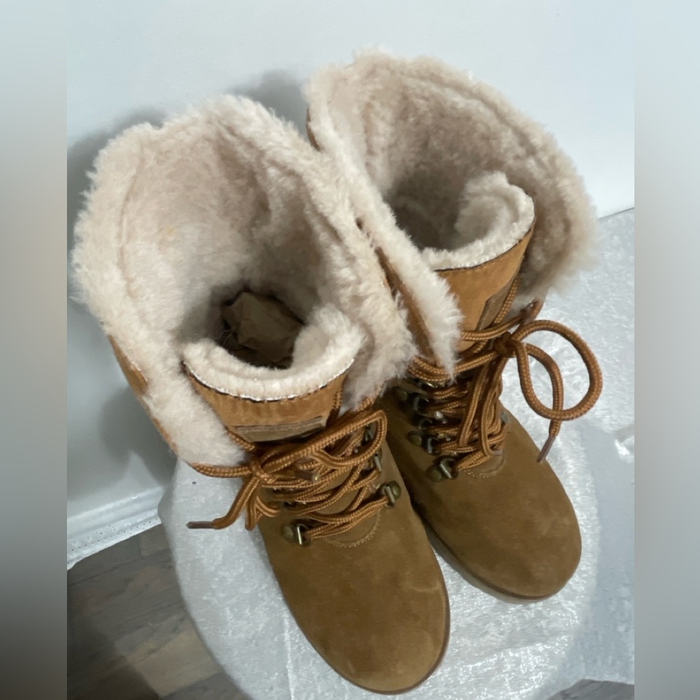 Bearpaw Kayla II Waterproof Suede Boots with Sheepskin Lining – Size 7(B35)✨✨